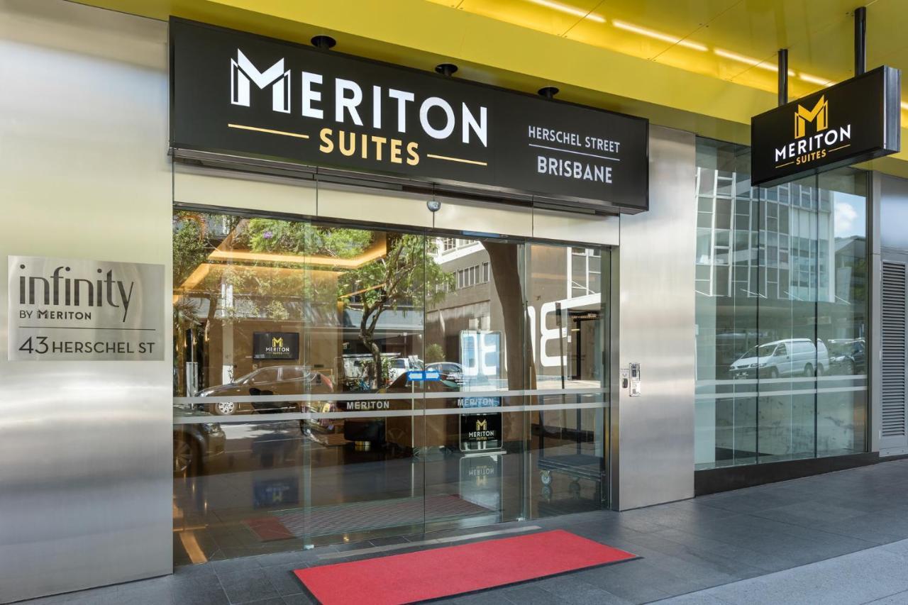 Meriton Suites Herschel Street, Brisbane Dış mekan fotoğraf The photo shows the entrance to a hotel or accommodation building named "Meriton Suites" located on Herschel Street in Brisbane. The entrance features glass doors and a modern design. There's a prominent sign displaying the name "MERITON SUITES" abov