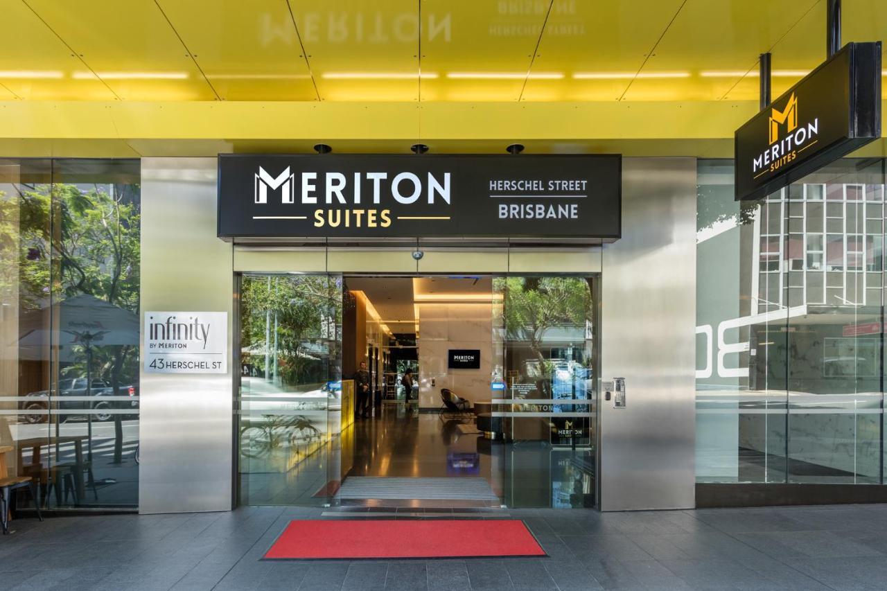 Meriton Suites Herschel Street, Brisbane Dış mekan fotoğraf The photo shows the entrance of the Meriton Suites located on Herschel Street in Brisbane. The facade features a sleek, modern design with a prominent sign displaying the name "Meriton Suites." There's a red carpet leading up to the entrance, which h