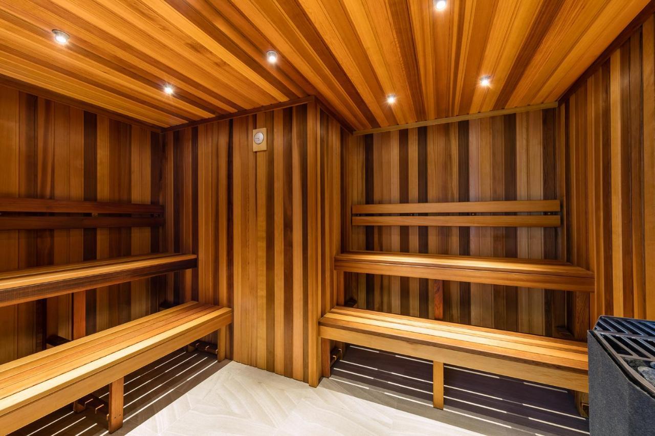 Meriton Suites Herschel Street, Brisbane Dış mekan fotoğraf The photo shows the interior of a sauna. The walls and benches are made of light-colored wood, featuring vertical stripes that create a warm, inviting atmosphere. There are several wooden benches along the sides for seating. The ceiling is also made 